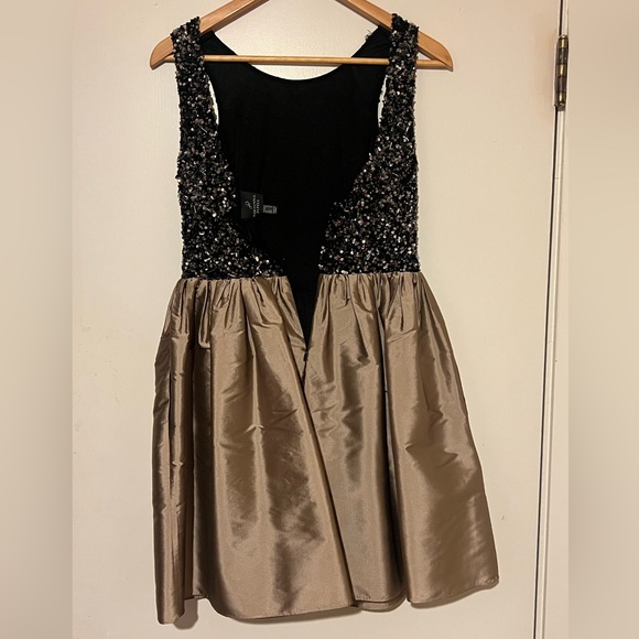 ADRIANNA PAPELL, SEQUIN SLEEVELESS COCKTAIL DRESS (pre-owned) dry cleaned size 4 - Picture 14 of 15